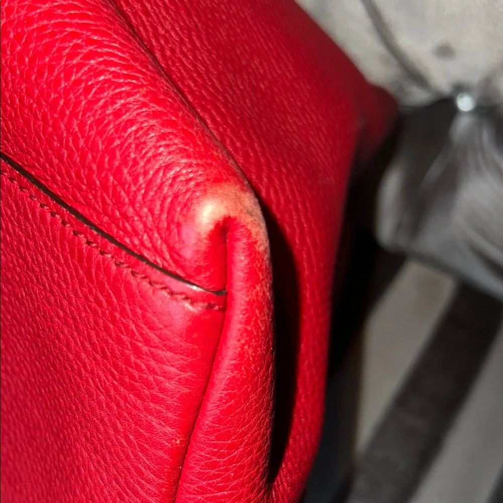 YOU ARE LOOKING AT A TOTAL UNICORN 🦄 Gucci Soho Working Tote in Rare Red Alert 🔴 - Picture 4 of 9